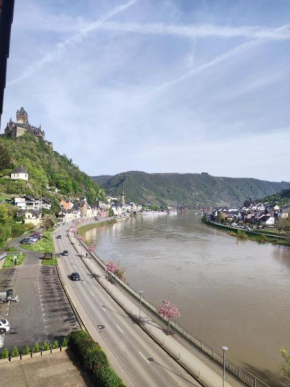 Panorama Oase Ferienwohnung mit Blick auf Mosel und Reichsburg